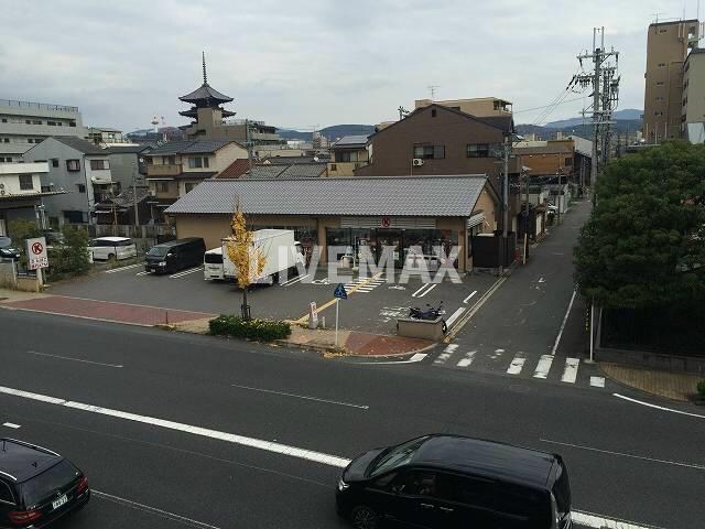 物件内観写真17　(ベランダから東寺が見えちゃいます♪目の前にもコンビニあります)
