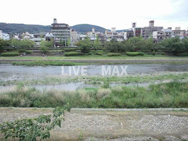 物件内観写真13　(東向きの眺望です。)