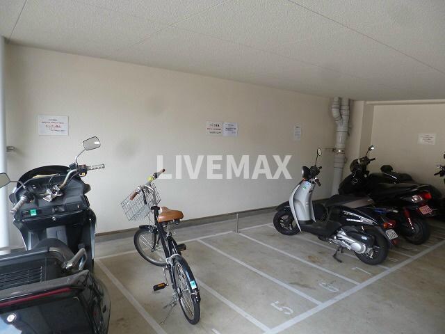 物件外観写真2　(バイク置き場♪)