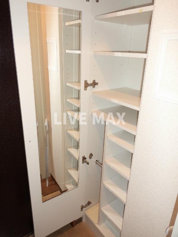 物件内観写真10　(ミラー付きシューズボックス♪)