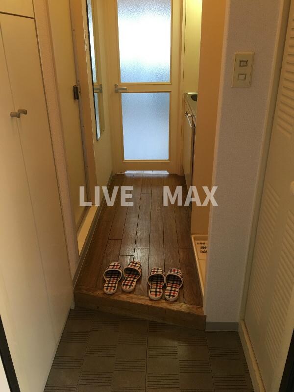 玄関(※リノベーション前の写真になります)