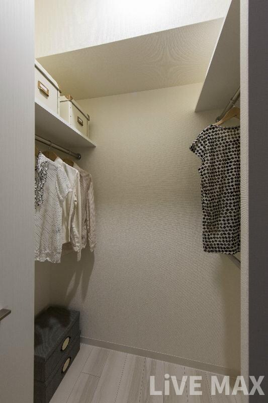 物件内観写真9　(両端にハンガーパイプのある人気のウォークインクローゼット！)