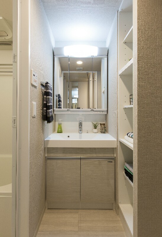 物件外観写真2　(使いやすい！収納が付いた大きな独立洗面台！)