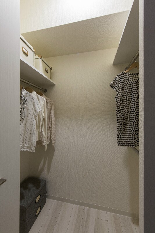 物件内観写真9　(両端にハンガーパイプのある人気のウォークインクローゼット！)