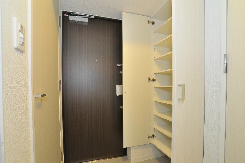 物件内観写真2　(玄関)