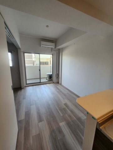 物件内観写真5　(お部屋によって壁紙・床の色が異なります。)