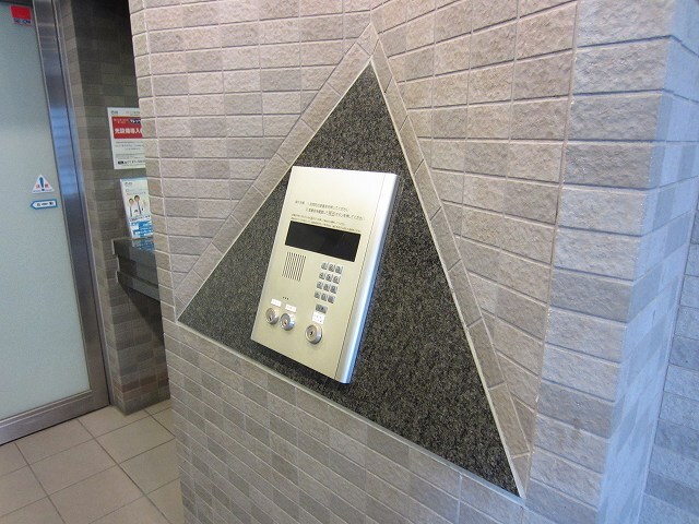 物件外観写真4　(オートロックで安心。)