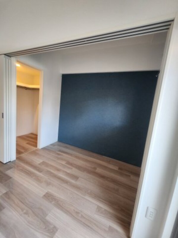 寝室(お部屋によって壁紙・床の色が異なります。)