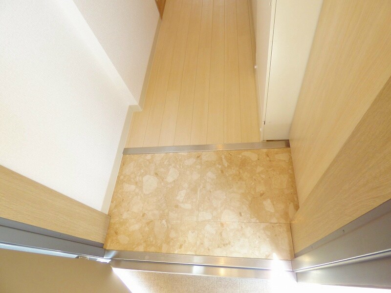 物件内観写真10　(玄関)