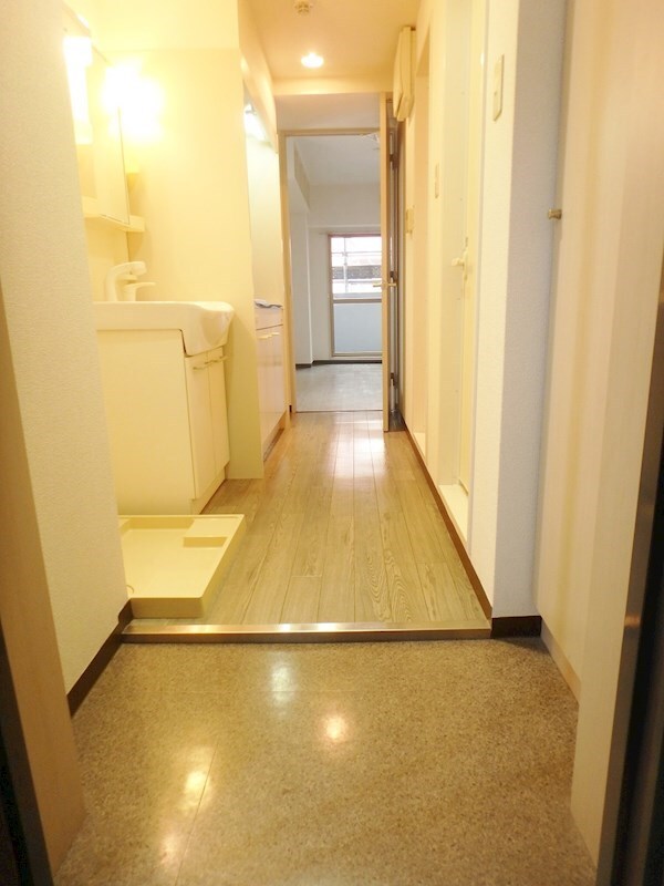 物件内観写真3　(玄関)