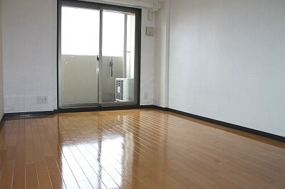 物件内観写真6　(シックなブラウンの建具)