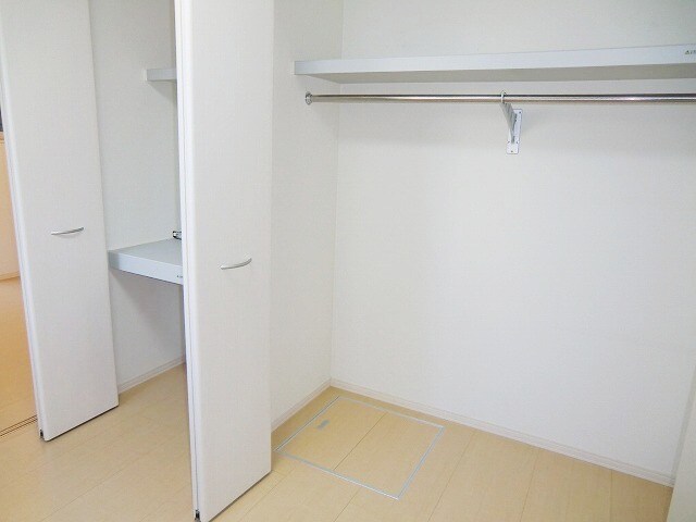 物件内観写真11　(収納２箇所)