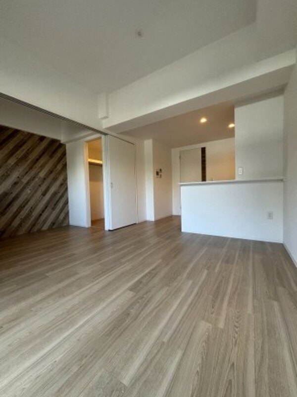 居室(お部屋によって壁紙・床の色が異なります。)