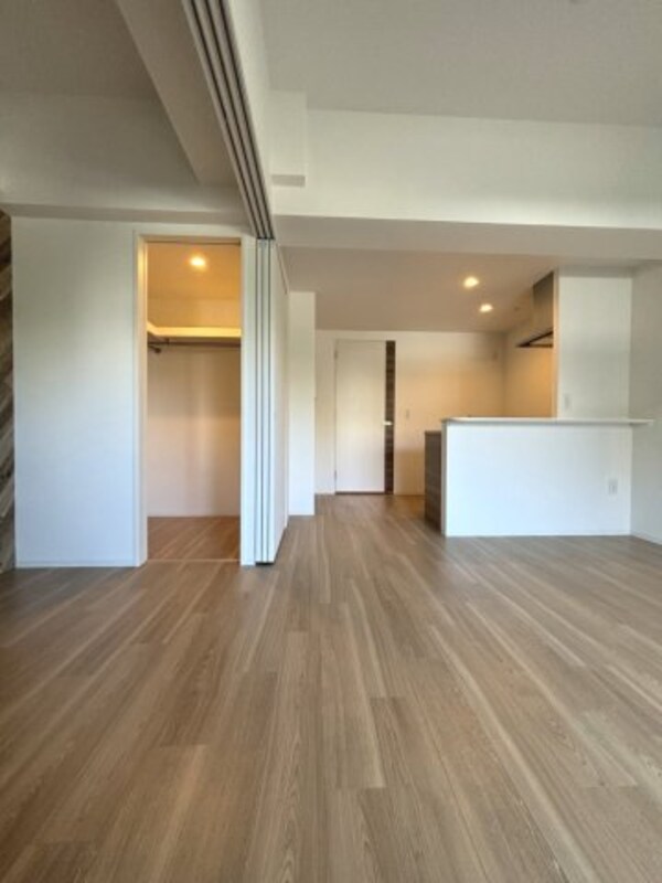 居室(お部屋によって壁紙・床の色が異なります。)