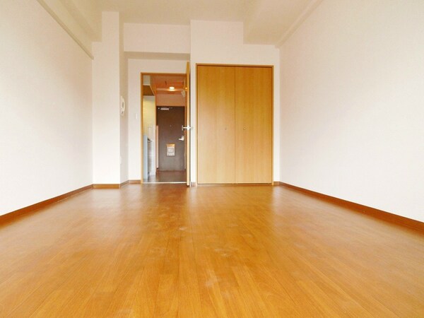 居室(玄関・キッチンスペース)