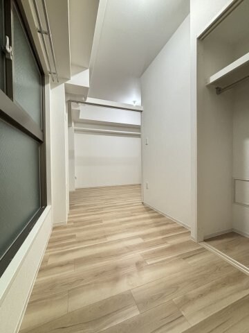 物件内観写真16　(壁紙の色は部屋によって違います。)