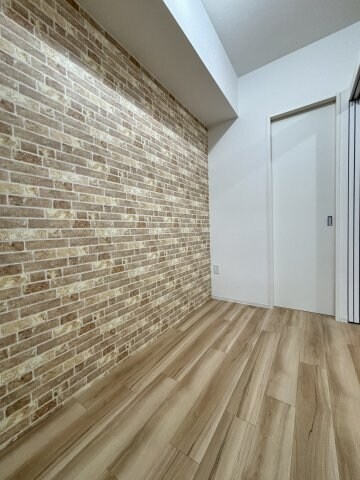 物件内観写真16　(壁紙の色は部屋によって違います。)