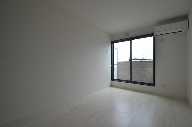 物件内観写真2　(別号室写真)