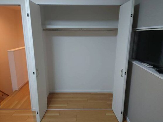 物件内観写真8　(別号室写真（反転）)