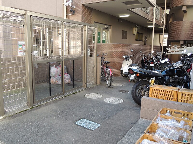 物件内観写真13　(敷地内駐車場)