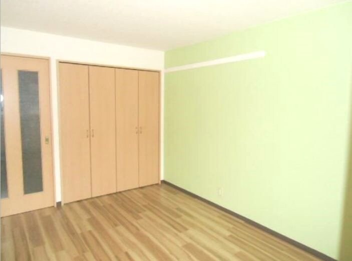 物件内観写真3　(クロスの色はお部屋毎、異なります。)