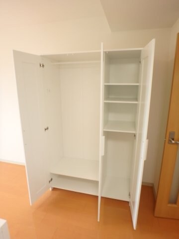 物件内観写真13　(可動式収納)