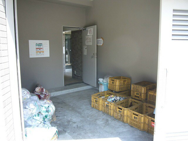 物件内観写真14　(敷地内ゴミ置場)