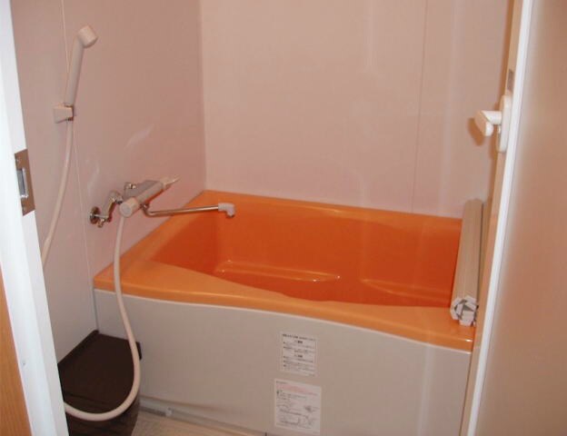 物件内観写真11　(階によって浴槽の色が異なります)