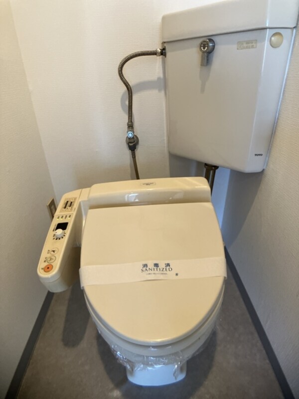 トイレ(温水洗浄便座は残置物。)