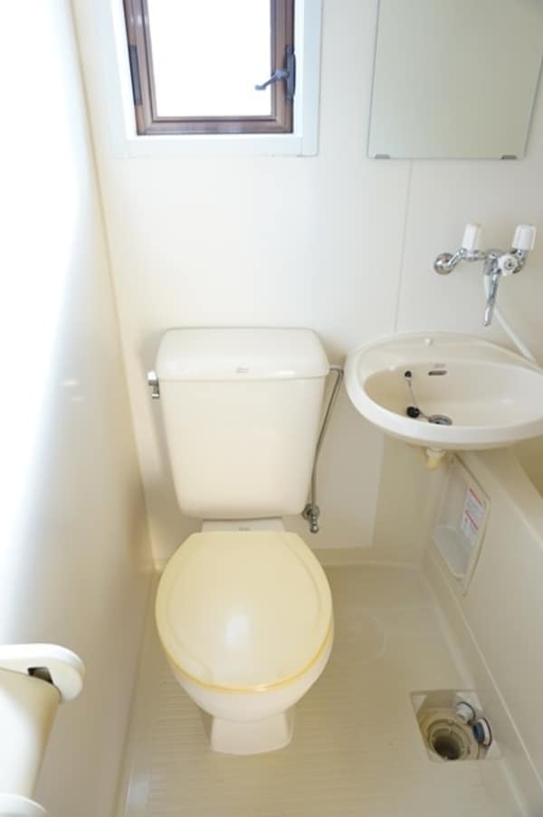 トイレ(※補修前の参考画像の為、設備等は現況優先。)