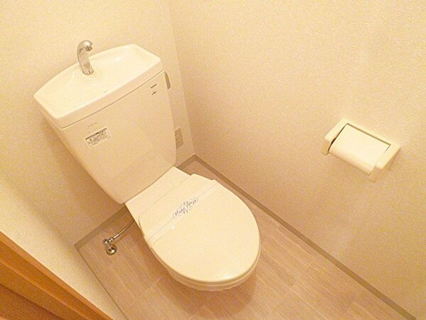 トイレ(清潔感のあるトイレは気持ちがいいですね!暖色系の照明でした!)