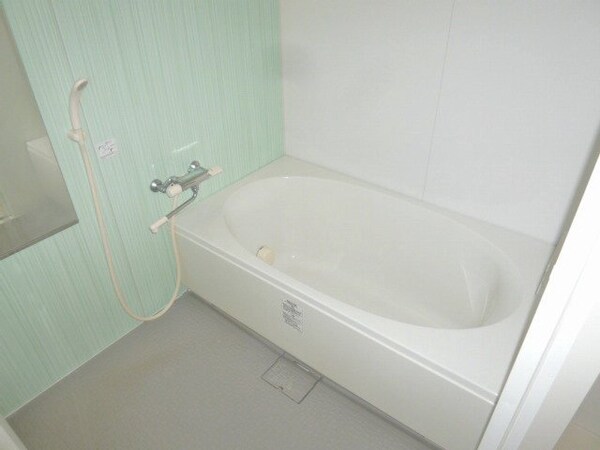 バス／シャワールーム等(一面が爽やかなブルーのくつろげる浴室。疲れがとれそうですよね)