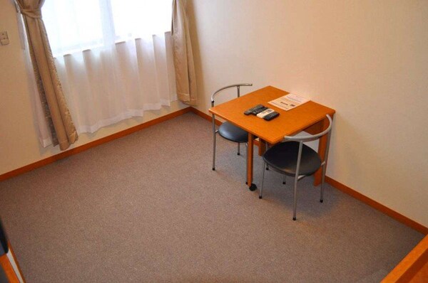 居室・リビング(折りたたみ式の机で居室も約6畳程の広さです。)