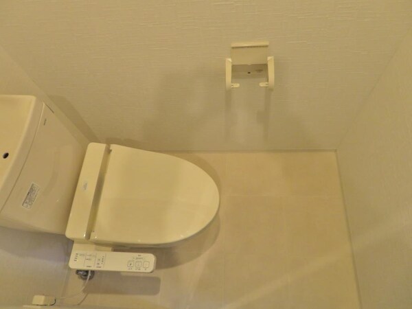 トイレ(ウオシュレット機能付き。ゆっくりと用を足すことができます。)