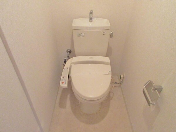 トイレ(最近はマストアイテムのウォシュレット付きのトイレです)