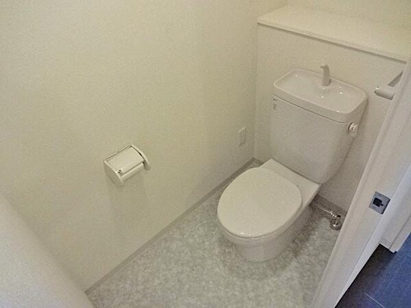 トイレ(トイレはお掃除のしやすいシンプルな作りです。落ち着きますね)