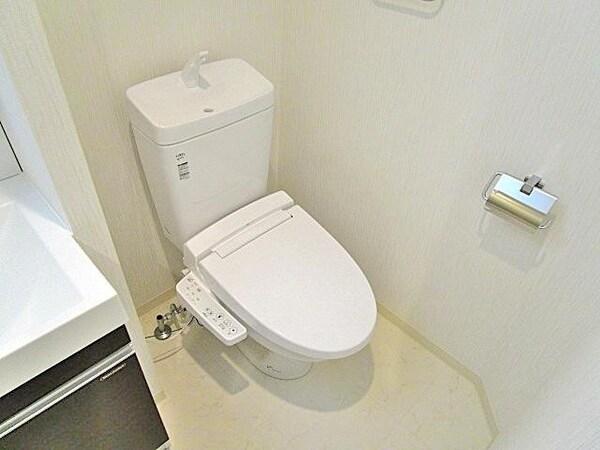 トイレ(寒い冬の日にはありがたい温水洗浄暖房便座が付いてます。)