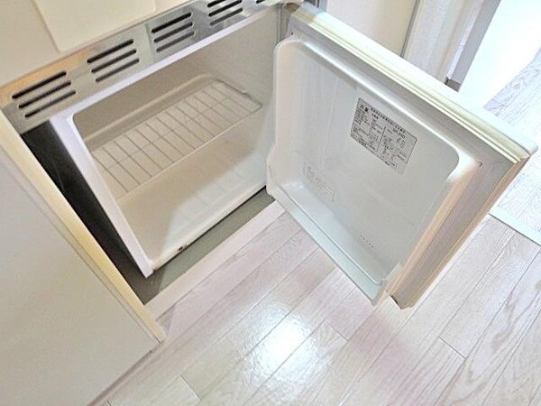 ミニ冷蔵庫発見しました、これでジュースも冷やせますよね！