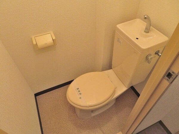 トイレ(トイレは個室タイプでリラックスできる空間ですね～。)