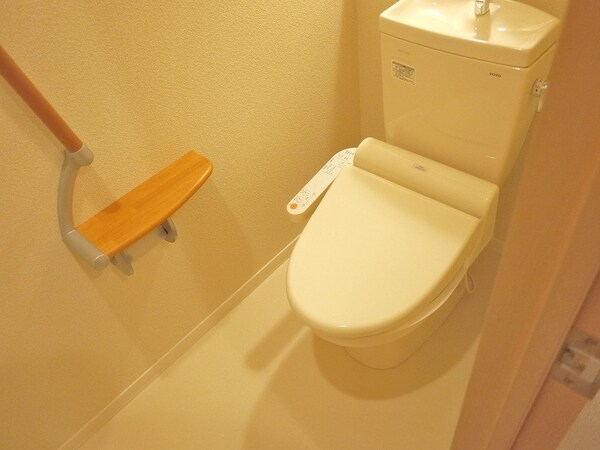 トイレ(温水洗浄便座付きトイレです。シンプルで上品アイテムが素敵です)