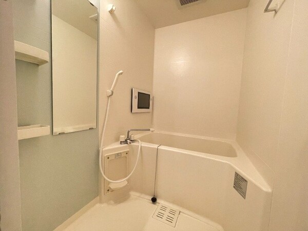 バス／シャワールーム等(１人暮らしには十分な広さの浴室ですね。ゆったり入れます。)