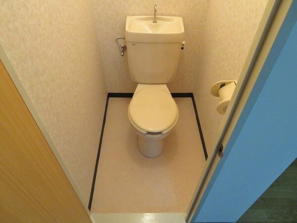 トイレ(トイレも広めなのでゆっくりと用が出来ますね。嬉しいです。)