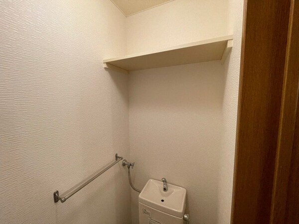 トイレにも収納スペースがありました。小物などはこちらへ！