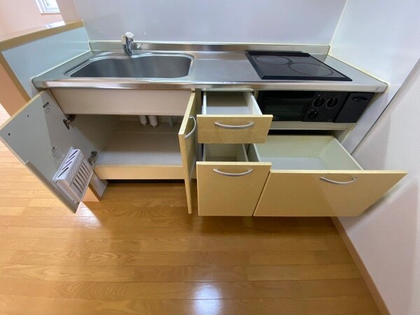 キッチン下の棚に台所用品や食器などを入れることができます