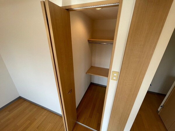 収納もバッチリあるのでお部屋が片付きますよ！