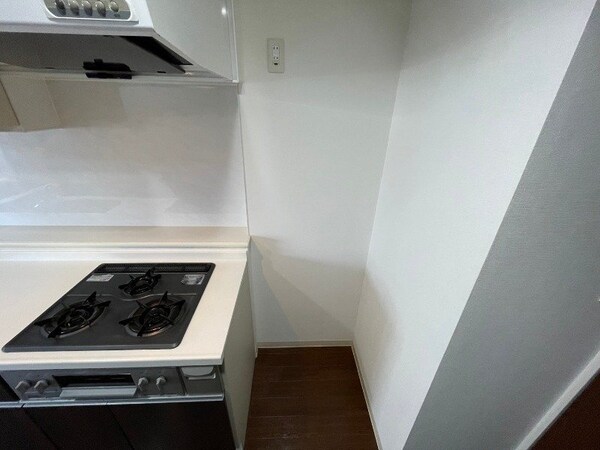 キッチン横には冷蔵庫を置けるスペースがありますね。