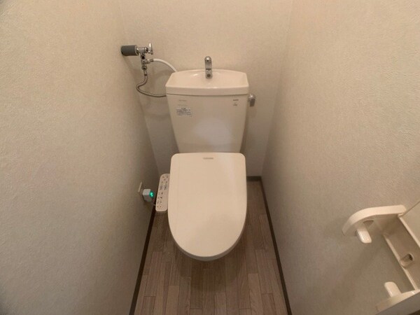 トイレ(こちらはトイレです。清潔感があり、安心して使用できます。)