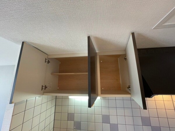 キッチンにも収納スペースがあり、食器の置き場に困りませんね。