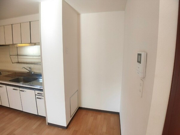 キッチン(キッチン横には冷蔵庫を置けるスペースがありますね。)