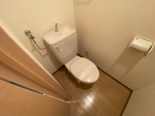 トイレ(こちらはトイレです。清潔感があり、安心して使用できます。)